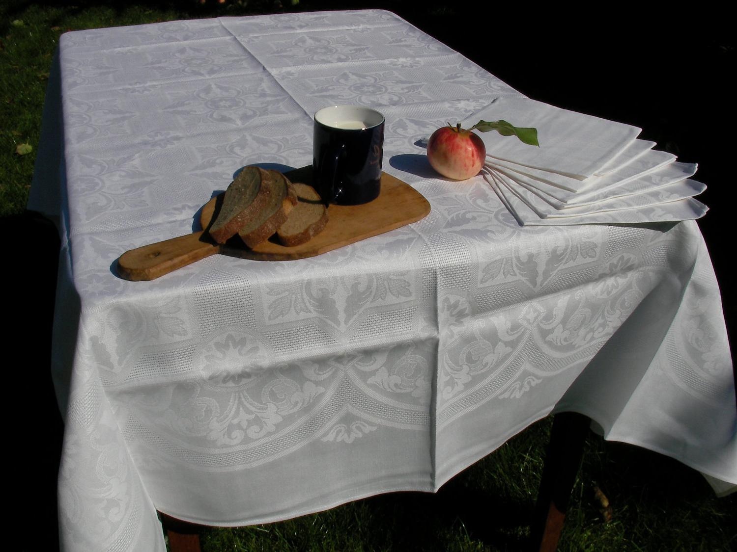 white tablecloth wedding