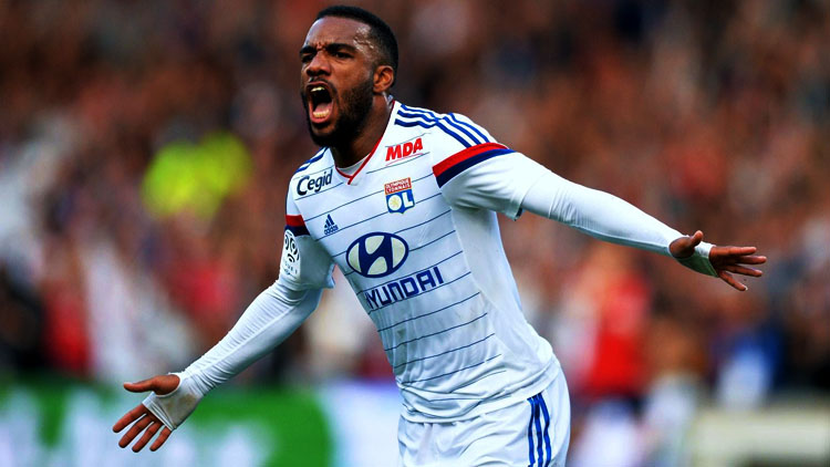 Alexandre Lacazette celebra un gol con el Olympique Lyon