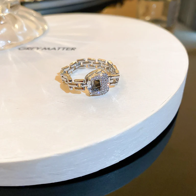 Elegante Joyería de Zirconio con Diseño Retro Cruzado, un Toque de Lujo para Lucir en Cualquier Ocasión, Estilo Sofisticado y Atemporal.