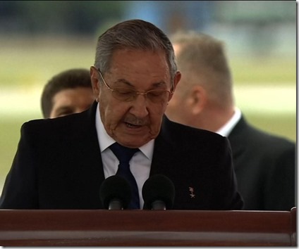 Raul Castro da la bienvenida al Papa Francisco