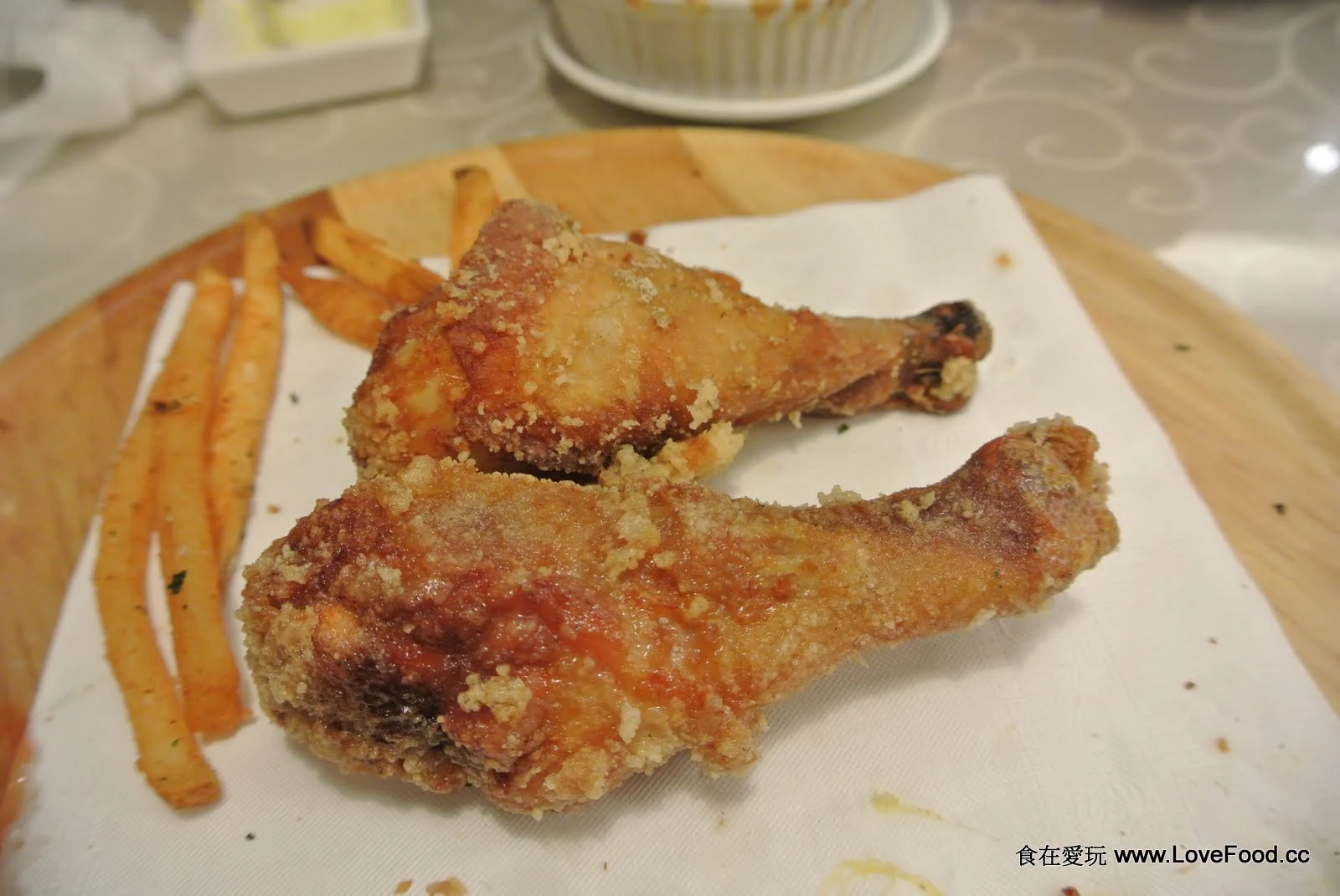 現炸香脆雞翅與金黃薯條炸物