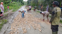 Sejumlah Warga Desa Sambay Sukarela Menimbun Jalan Yang Berlubang