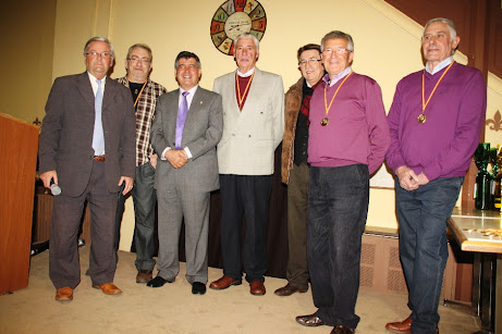 Ganadores del torneo de billar junto al alcalde