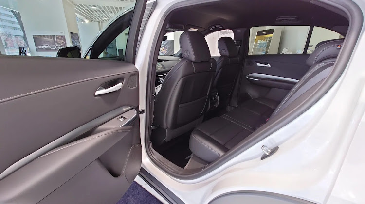 YOU『ゆう』さんが投稿した車好きと繋がりたい・キャデラック・キャデラックXT4・アメ車・キャデラックxt4に関するカスタム事例の投稿画像4枚目