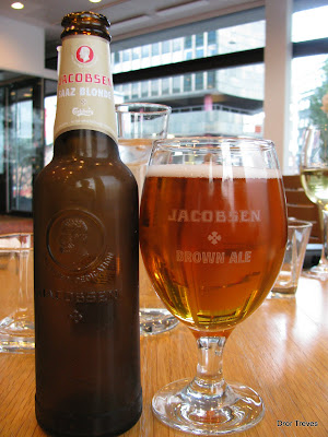 Jacobsen Saaz Blonde בכוס לא תואמת