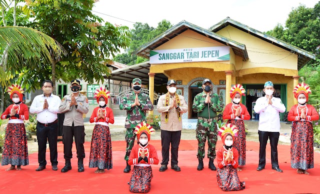 Dandim Bersama Bupati Kukar Resmikan Desa Tanjung Batu Sebagai Desa Mandiri