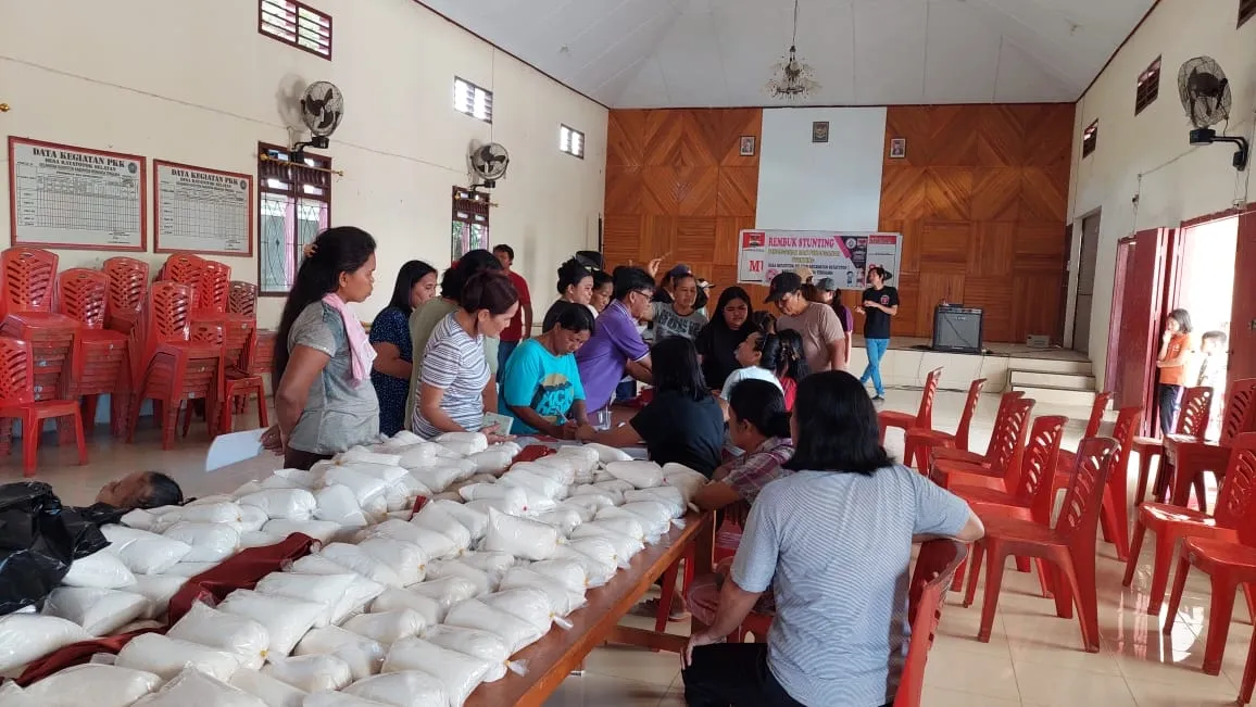 Pasar murah Desa Ratatotok Selatan. (Foto Billy Lumintang/indimanado.com)