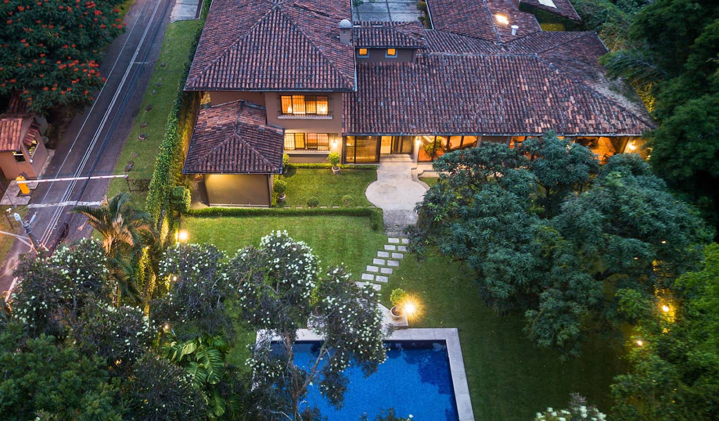 Villa with pool and garden Escazu