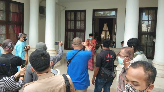 Aneh! Umumkan Positif Corona, Bupati Ogan Ilir Sengaja Undang Wartawan Aneh! Umumkan Positif Corona, Bupati Ogan Ilir Sengaja Undang Wartawan