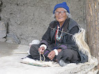 traditionell gekleidete ladakhische frau - lamayuru