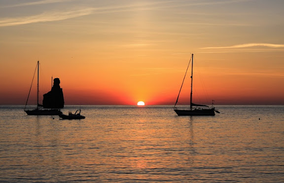 Posta de sol a cala Benirràs.jpg