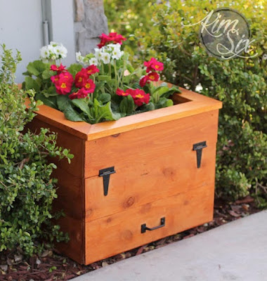 https://lh3.googleusercontent.com/-xO6T5asgimw/VsVkF0Ix1aI/AAAAAAABgVg/HF9FHTTwWr4/Cedar-Flower-Box-with-Hidden-Garden-Hose-Storage.jpg?imgmax=400