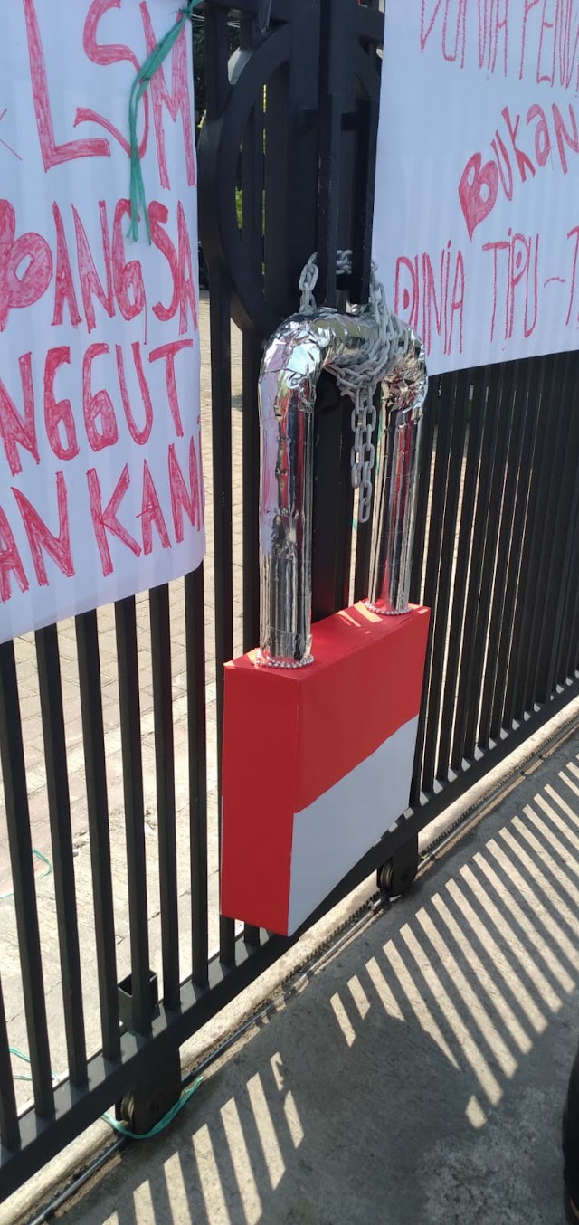 Gerbang SMAN 1 Kota Bekasi Di Gembok LSM dan Insan Pers