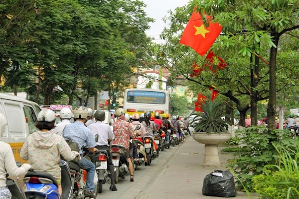 Sau nghi le nguoi Ha Noi lai leo via he di lam  11