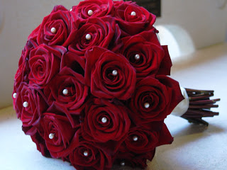 Premium Photo  Bouquet of red roses on wooden table