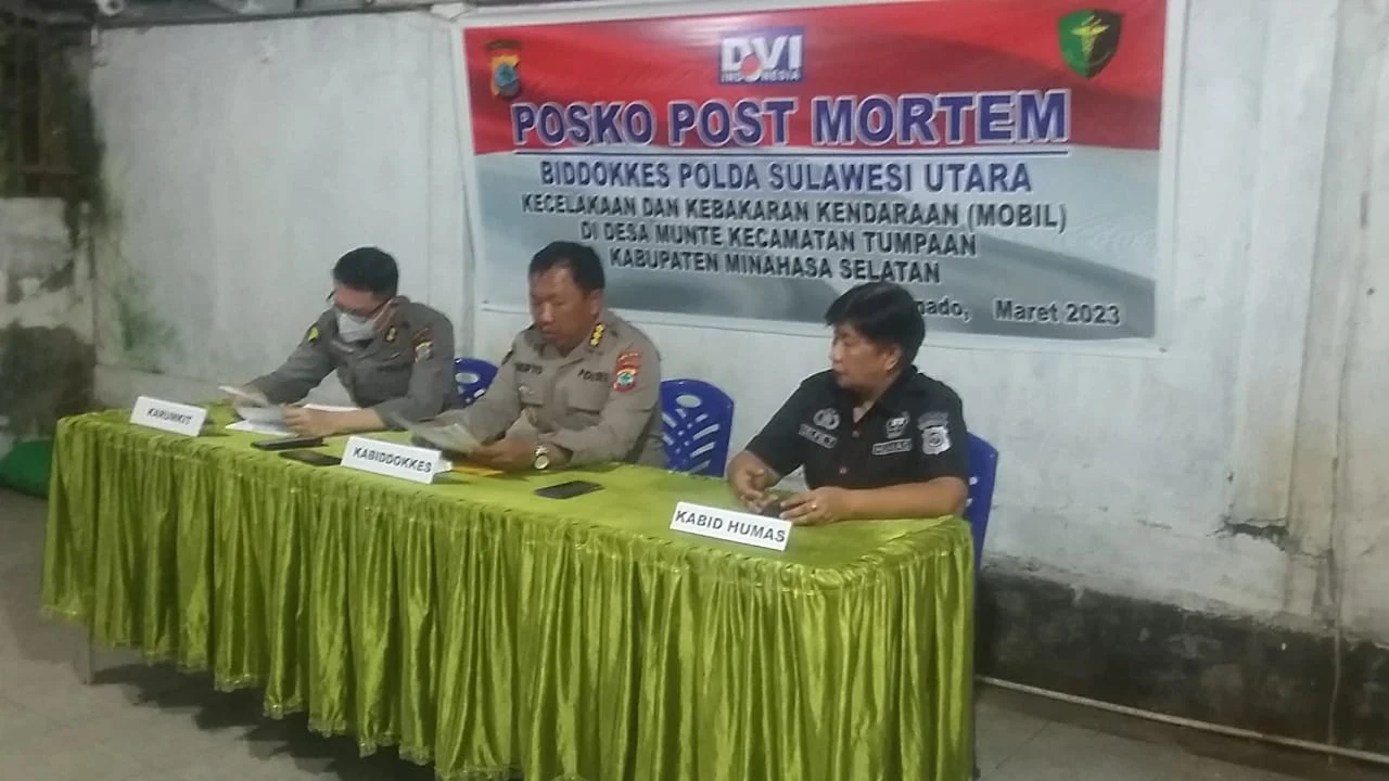 Polda Sulawesi Utara melalui Biddokkes mengumumkan hasil identifikasi korbam kecelakaan maut yang terjadi diruasJalan Trans Sulawesi, Desa Munte, Kabupaten Minahasa Selatan,  pada Rabu (8/3/2023), dalam  konferensi pers yang digelar 18.00 Wita. (Foto: Indimanado.com/Dwi)