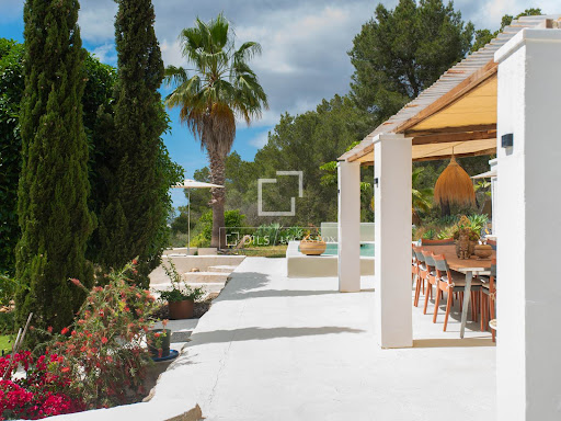 Villa with pool and garden 2