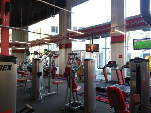 Snap Fitness, Plaza Pabellón del Valle, Calle Juan Nepomuceno Herrera 819, Privada del Moral, 37150 León, Gto., México, Actividades recreativas | GTO