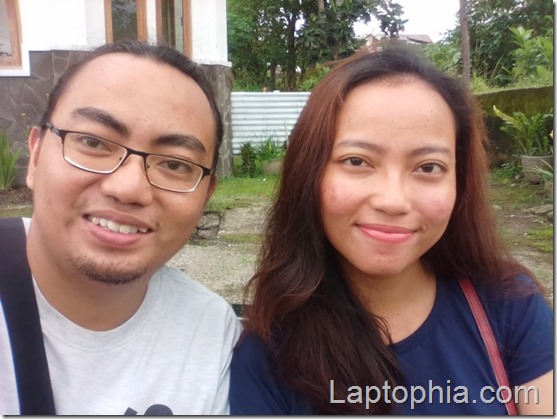 Foto Selfie dengan Kamera Depan Foto Selfie dengan Kamera Depan