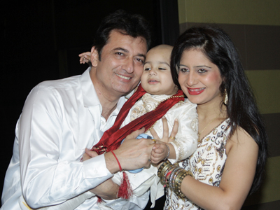 This one's for family! Avinash Wadhawan poses with son Samrat and wife Natasha during his bash, held at La Patio, Andheri (W), Mumbai on January 31, 2013. (Pic: Viral Bhayani)