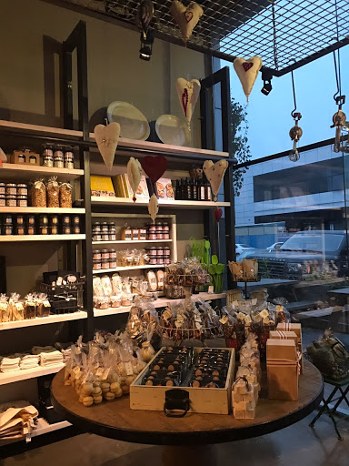 The Lime Tree Cafe & Kitchen, 4b Street,Al qouz 1, Next to the Courtyard Gallery, Near to Times Square Centre - Dubai - United Arab Emirates, Cafe, state Dubai