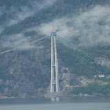 De andere steun van de brug, ook met hijskraan.