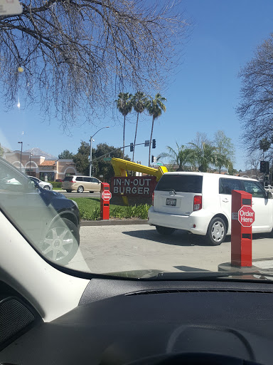 Hamburger Restaurant «In-N-Out Burger», reviews and photos, 2098 Foothill Blvd, La Verne, CA 91750, USA