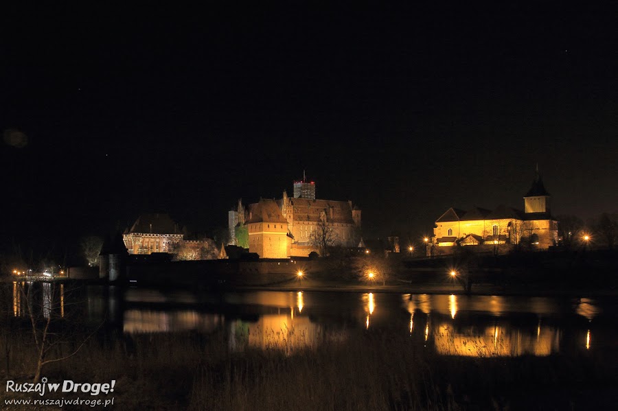 Zamek w Malborku nocą