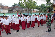 Latih Disiplin, Babinsa Koramil 1615-01/Selong Berikan Latihan PBB Pelajar SD