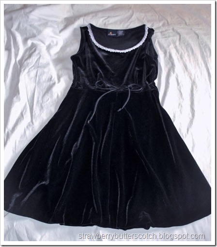 Making a simple velvet dress cuter with lace and pearls.