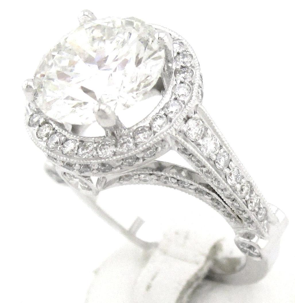 Round diamond engagement ring