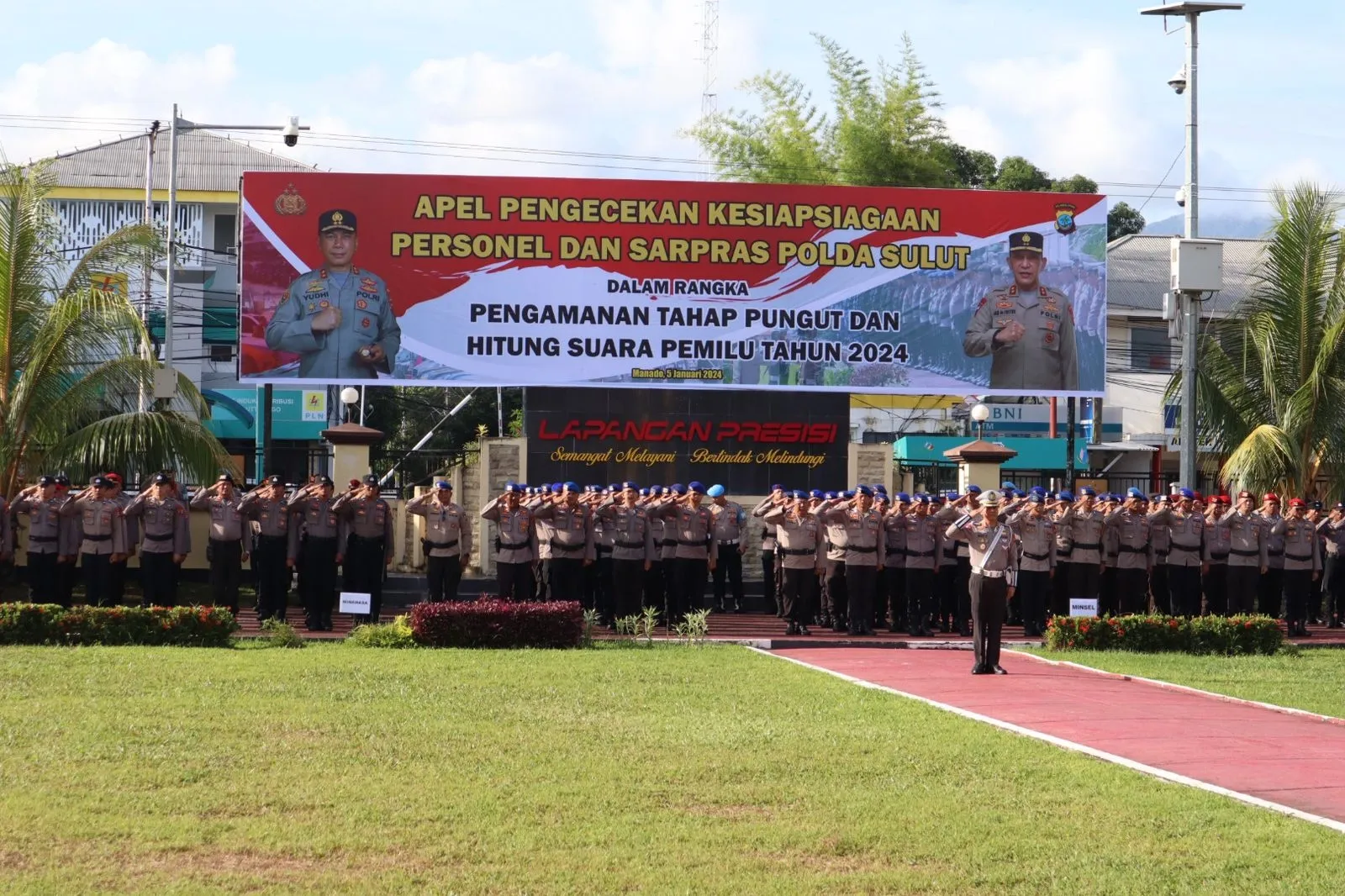 Kapolda Sulawesi Utara (Sulut) Irjen Pol Yudhiawan mengecek langsung kesiapsiagaan personel dan sarana prasarana (sarpras) pengamanan tahap pemungutan dan penghitungan suara. (Foto istimewa)