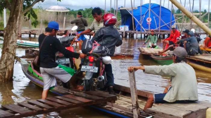 Arham Pilih Naik Ferry Penyeberangan