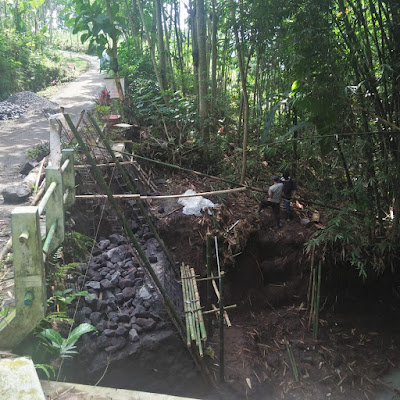 CV Naga Berlian, Lakukan Pekerjaan Talud Jalan Kalisemut Dadapan 2