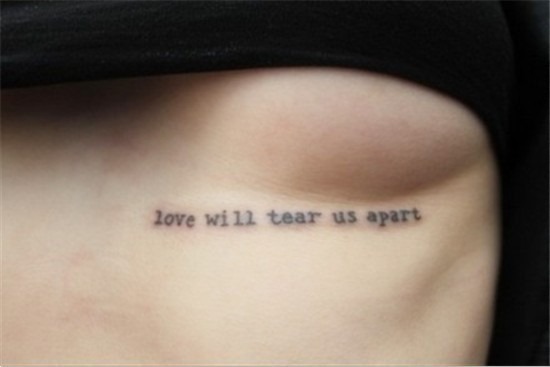 love_will_tear_us_apart_por_baixo_do_peito_tatuagem