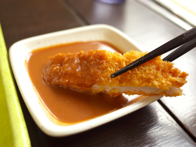 小皿のトンカツソースにとんかつを付けてみた