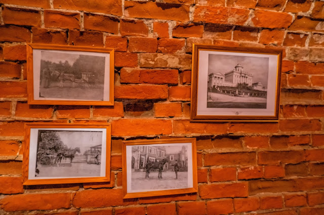 Старые фотографии в погребе усадьбы Пашковых