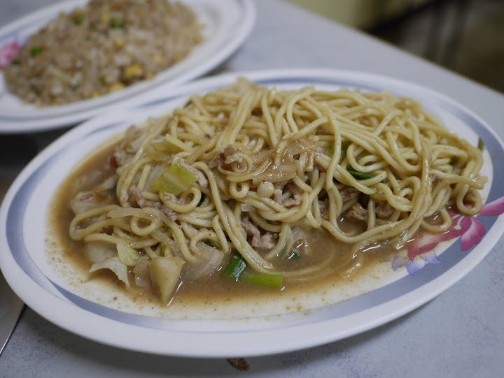 【食記】台中小魚兒燒酒雞@西區台中二中-捷運BRT茄苳腳 : 超值炒飯, 燒酒雞之外的銅板好食 中式 區域 台中市 合菜 宵夜 小吃 捷運美食MRT&BRT 晚餐 炒飯 西區 飲食/食記/吃吃喝喝 麵食類 