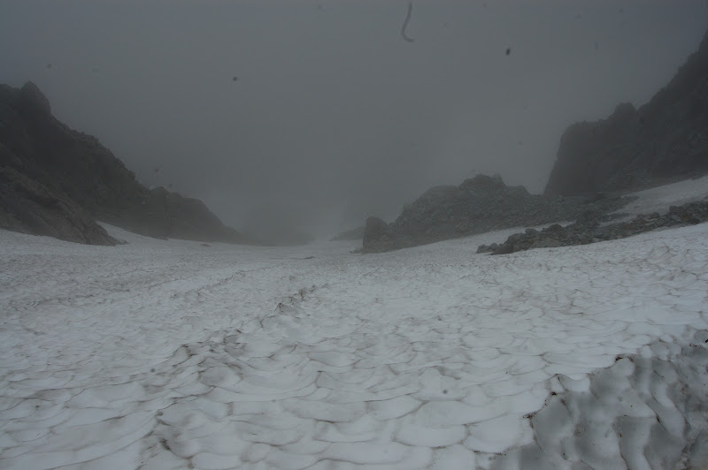 雪渓の下
