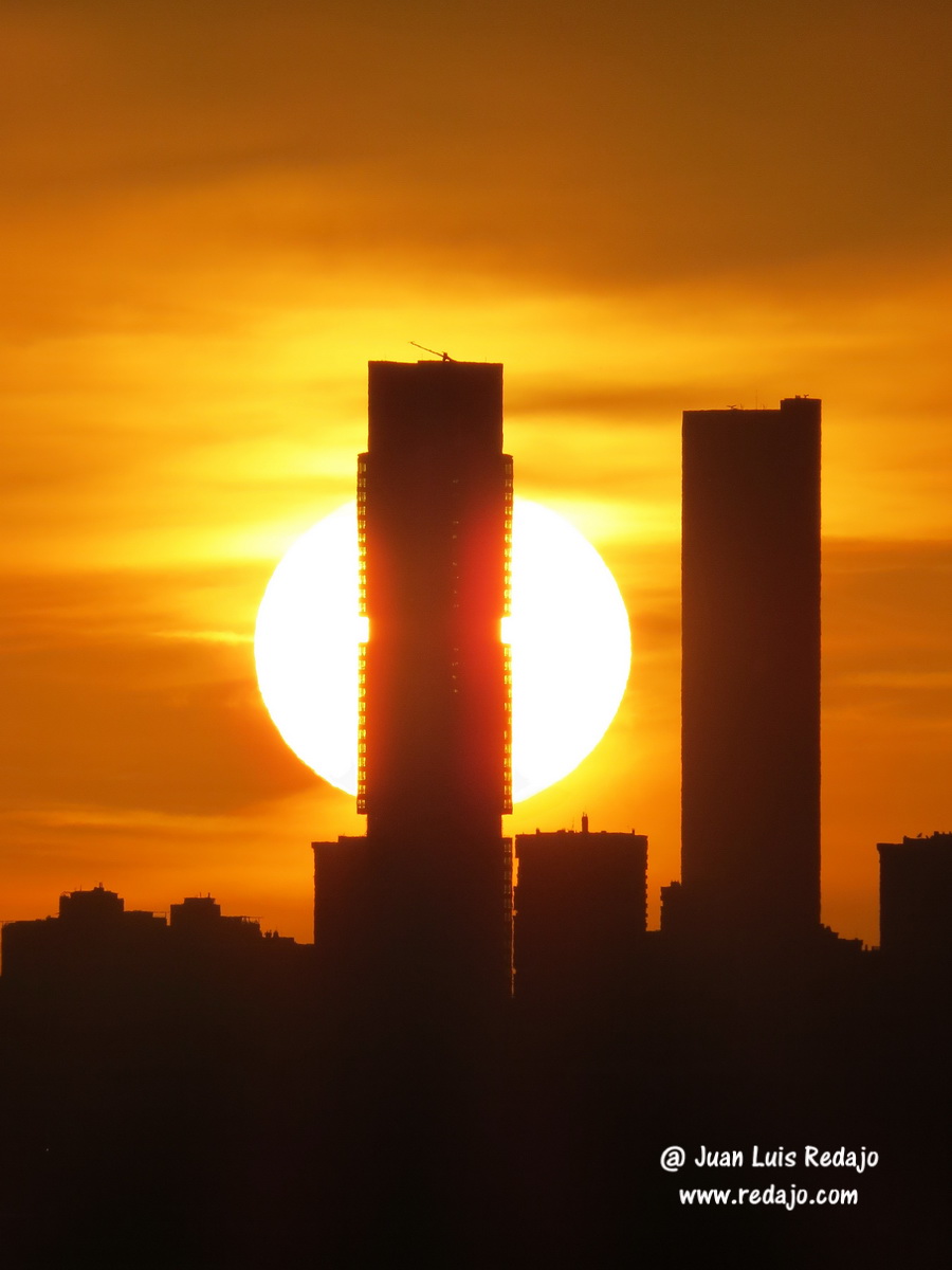 Puesta de sol en Madrid entre las 4 torres de Castellana