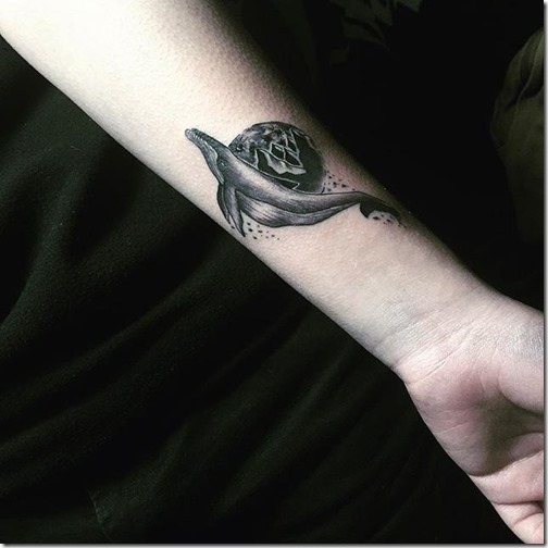 tatuaje_de_ballena_en_tonos_de_gris_en_el_brazo