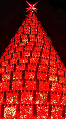 Roppongi Hills Christmas Tree changes lighting color from the Snow and White theme to Candle and Red theme