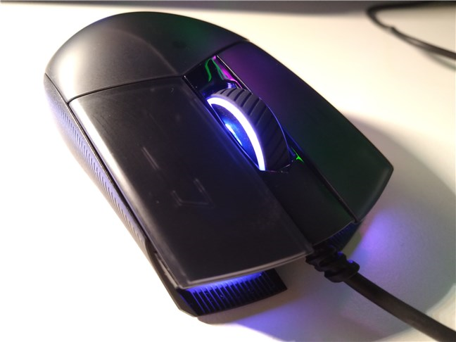 L'ASUS ROG Strix Impact II ha due fari RGB