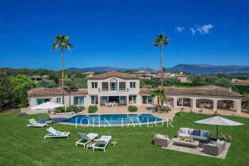 Villa with pool 1