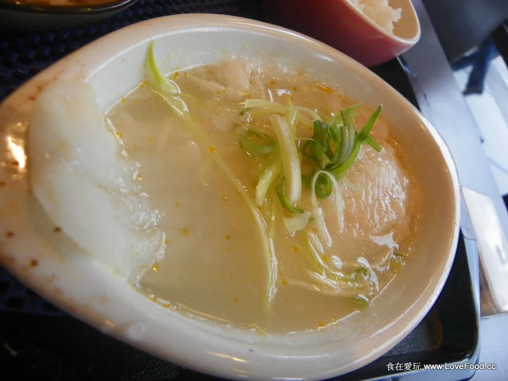 泰式檸檬魚軟嫩無刺魚肉剖面與檸檬辣椒碎末特寫