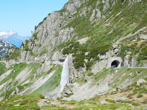 Cascata sulla rapma ovest del Sustenpass