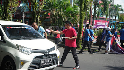 Gaungkan Perhelatan Presidensi G20, Jajaran Kanwil Kemenkumham Sulut Gelar Jalan Sehat dan Bagikan Stiker