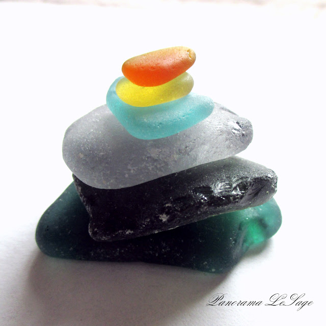 szkło z plaży sea glass szkło szlifowane przez morze plaża skarby z plaży piękne kolory szkła biżuteria ze szkła z plaży sea glass art seaglass jewellery naszyjnik ze szkła z plaży necklace pendants earrings  