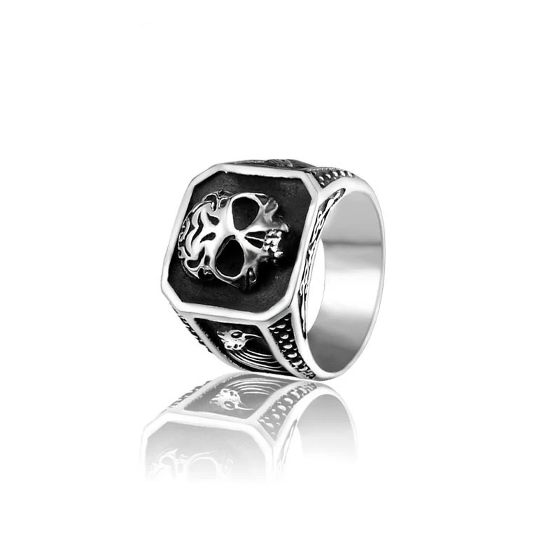 Anel de caveira europeu e americano em aço titânio. Design ousado e durável para homens e mulheres. Uma joia que expressa personalidade.