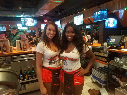 American Restaurant «Hooters», reviews and photos, 5670 Northridge Dr, Gurnee, IL 60031, USA